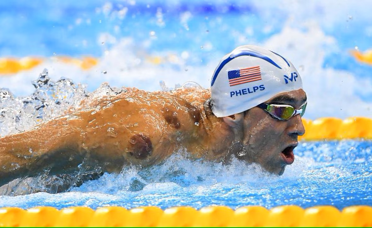 Michael Phelps con equipo para nadar en una competencia olímpica