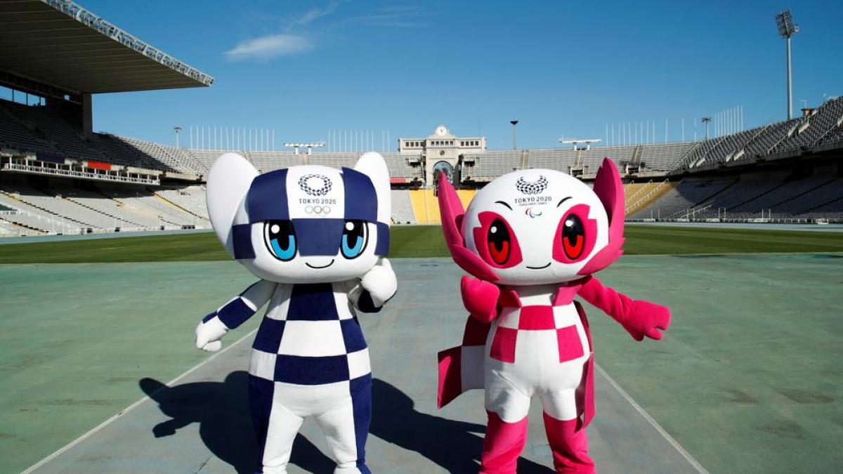 La mascota olímpica de Tokio 2020 de color azul Miraitowa y la mascota paralímpica de color rosa llamada Someity
