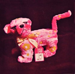 Mascota de los juegos Olímpicos representado por un peluche de jaguar rosa con manchas amarillas